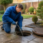 Plombier au travail dans le jardin
