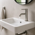 Robinet moderne dans une salle de bain epuree
